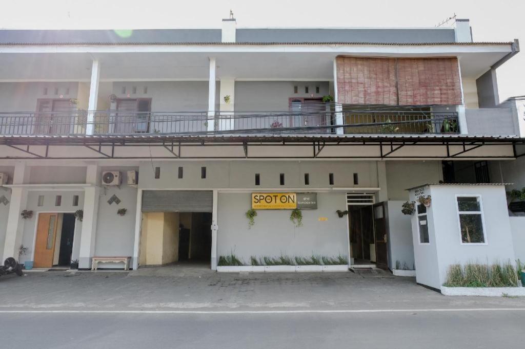 Sawojajar Inn Malang Esterno foto